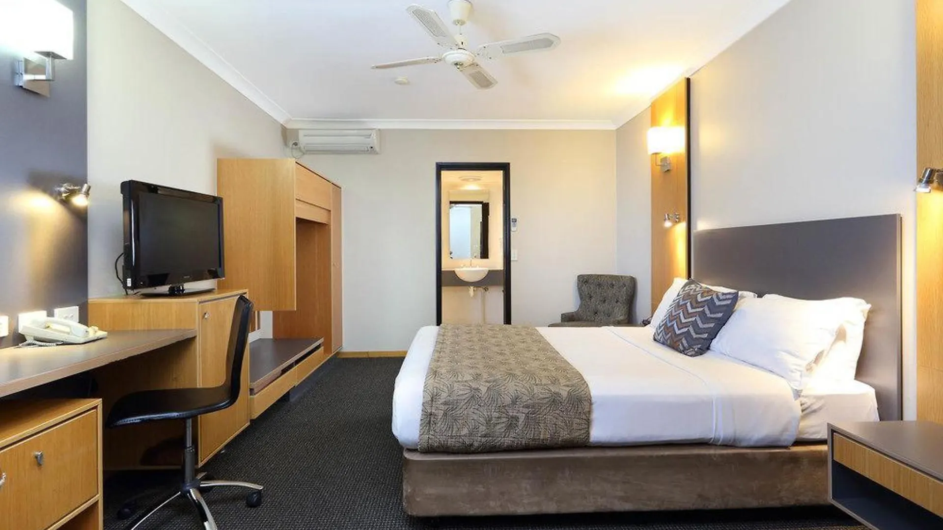 מלון Brisbane International Virginia 4*,